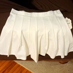 Skirt. Womens/ juniors. White pleated L, M, S & XS